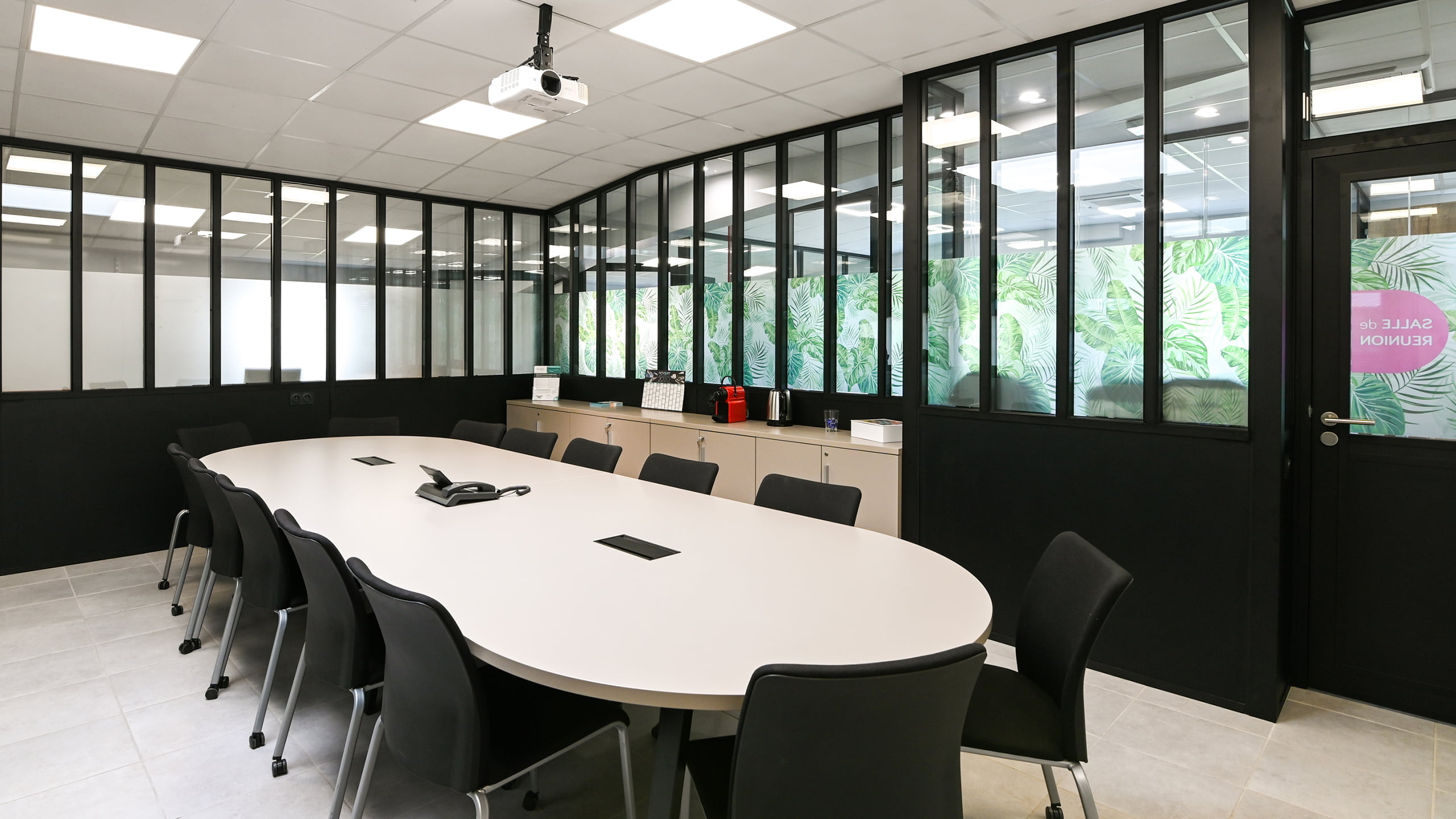 Salle de réunion 14 personnes à louer au coworking près de Chaponost