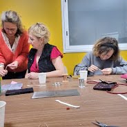 Confection du bijou avec l'aide de Karen de chez Karlya Bijoux