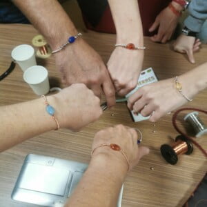 Bracelets confectionnés par les participants de l'atelier de Karlya Bijoux